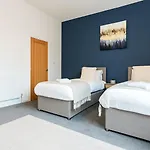 Herschell House - Location - Free Parking, Fast Wifi, Smarttv With Netflix - Perfect For Contractors, Families And Groups By Yoko